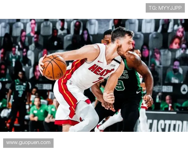 热火训练营第二天德拉季奇全力指导雅库与队员们共同提升训练强度